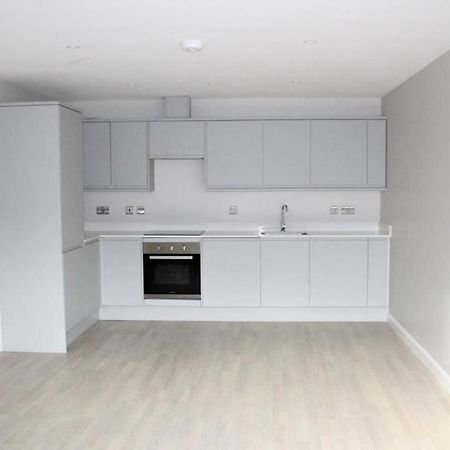 Marvellous New Build 2 Bed Flat - 1 Ophelia Court Apartment เอปซอม ภายนอก รูปภาพ