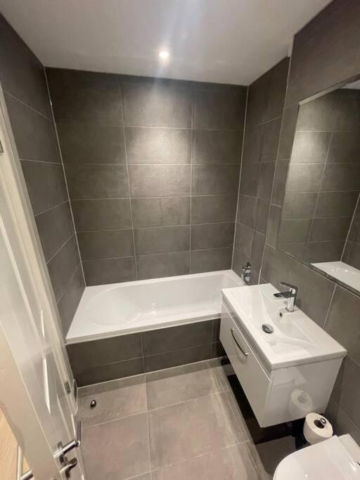 Marvellous New Build 2 Bed Flat - 1 Ophelia Court Apartment เอปซอม ภายนอก รูปภาพ