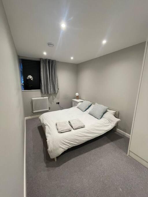 Marvellous New Build 2 Bed Flat - 1 Ophelia Court Apartment เอปซอม ภายนอก รูปภาพ
