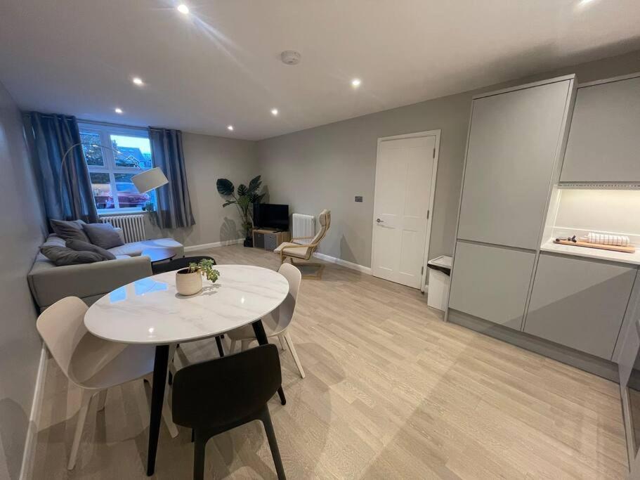 Marvellous New Build 2 Bed Flat - 1 Ophelia Court Apartment เอปซอม ภายนอก รูปภาพ