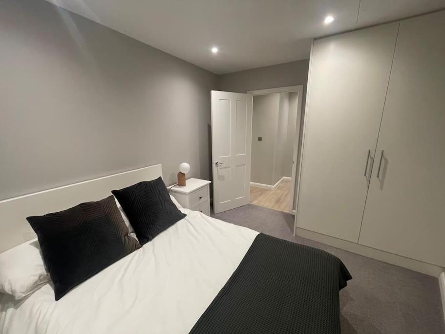Marvellous New Build 2 Bed Flat - 1 Ophelia Court Apartment เอปซอม ภายนอก รูปภาพ