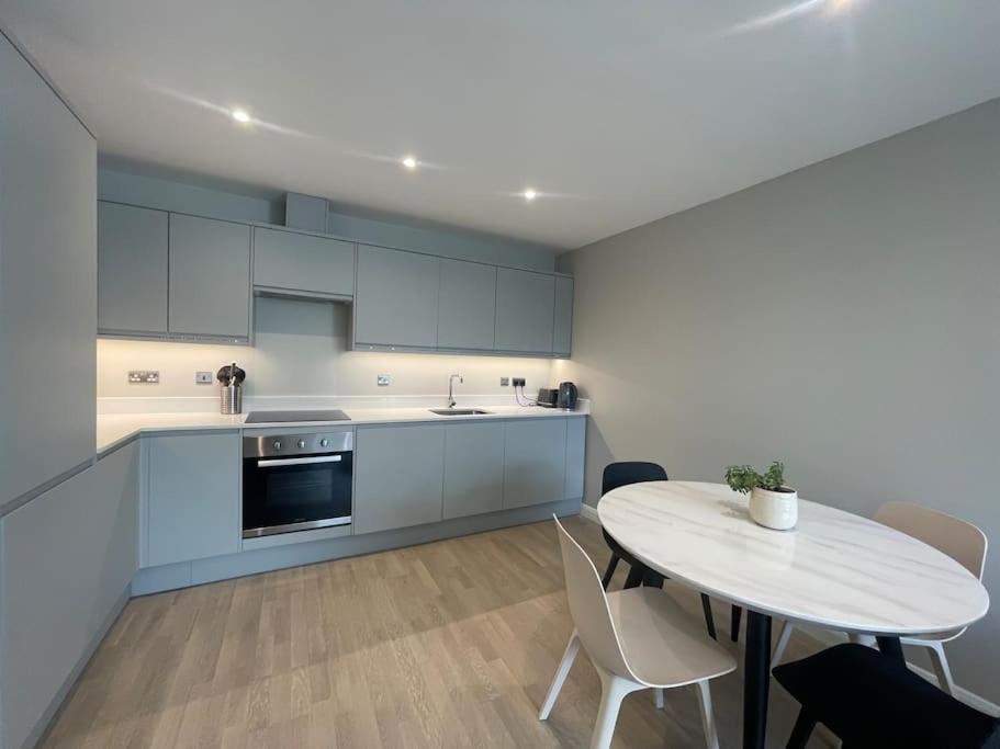 Marvellous New Build 2 Bed Flat - 1 Ophelia Court Apartment เอปซอม ภายนอก รูปภาพ
