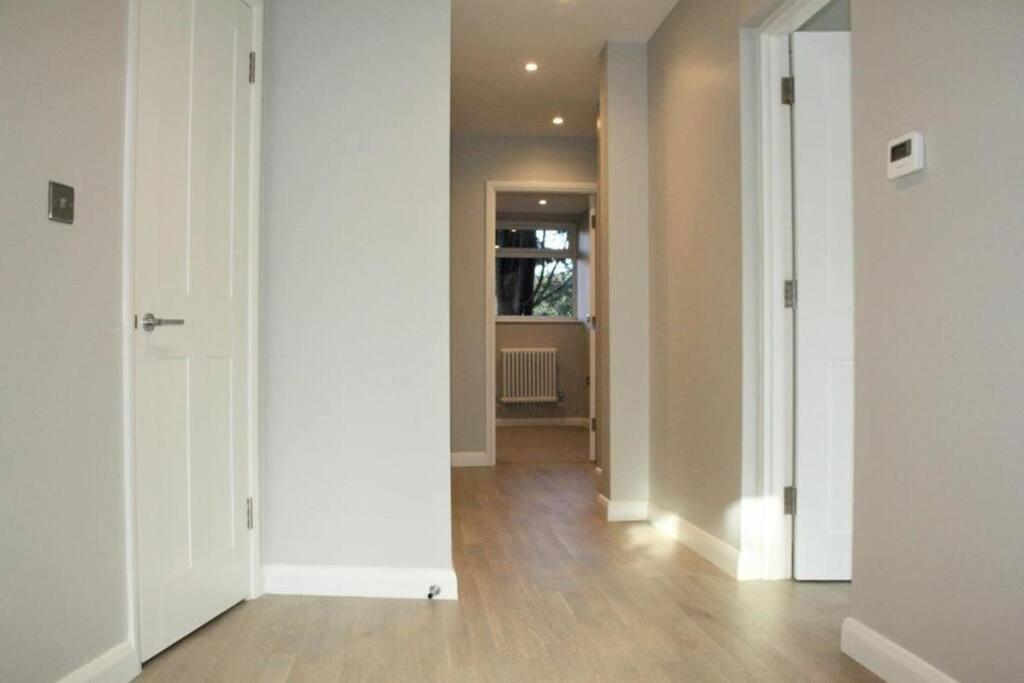 Marvellous New Build 2 Bed Flat - 1 Ophelia Court Apartment เอปซอม ภายนอก รูปภาพ