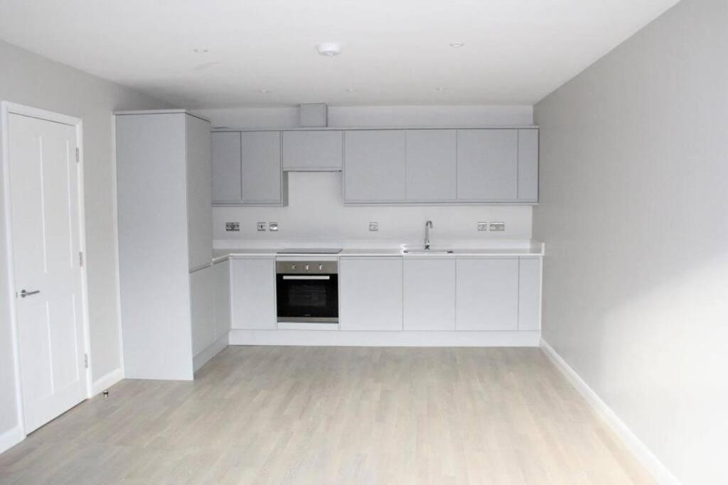 Marvellous New Build 2 Bed Flat - 1 Ophelia Court Apartment เอปซอม ภายนอก รูปภาพ