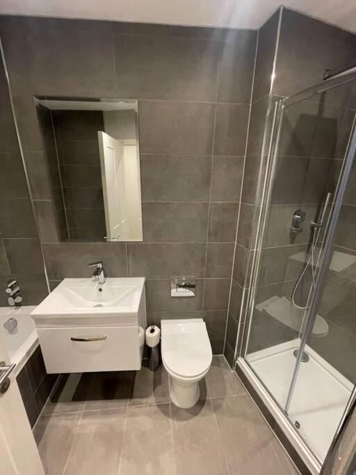 Marvellous New Build 2 Bed Flat - 1 Ophelia Court Apartment เอปซอม ภายนอก รูปภาพ